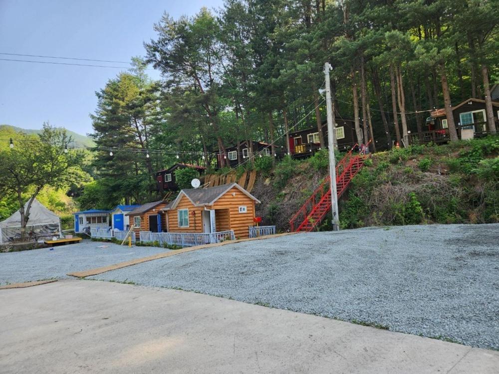 Hongcheon Gongjaksan Recreational Forest Pension Oda fotoğraf